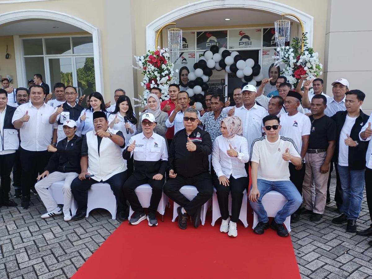 Ketua Harian DPP Partai Solidaritas Indonesia (PSI) Ahmad Ali meresmikan kantor DPW PSI Sulawesi Utara