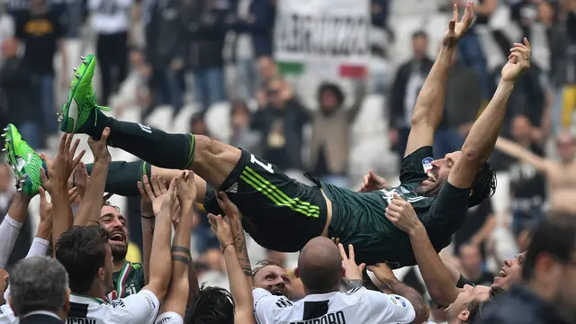Pelukan Tifosi Juventus untuk Gianluigi Buffon