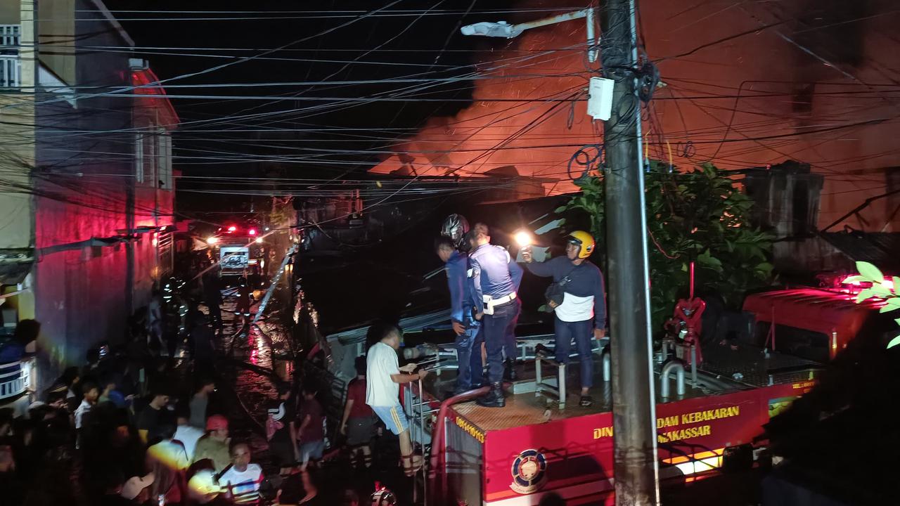 Kebakaran di Perkampungan Padat Penduduk di Makassar, Hanguskan 10 Rumah dan Seorang Lansia Tewas