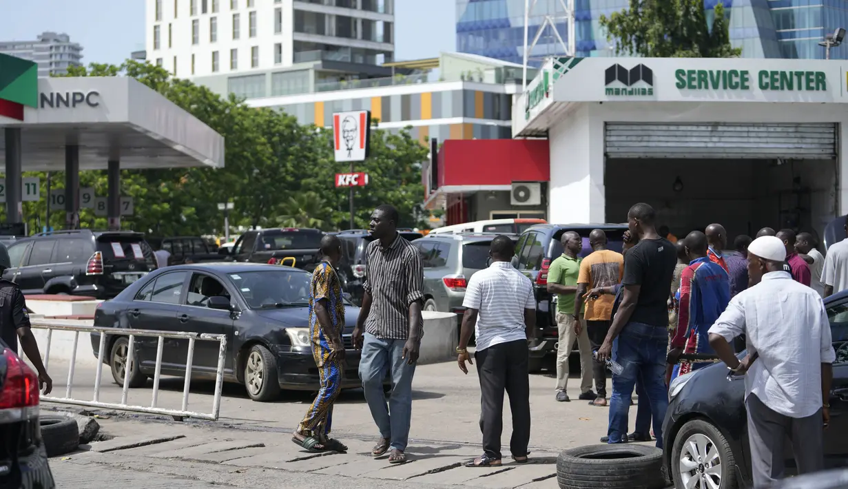 Orang-orang mengantre untuk membeli bahan bakar di SPBU Nigerian National Petroleum Company Limited di Lagos, Nigeria, Selasa (30/5/2023). (AP Photo/Sunday Alamba)