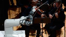 Robot Humanaid YuMi saat memimpin konser Lucca Philharmonic Orchestra di The Teatro Verdi di Pisa, Italia (12/9). Robot YuMi dirancang untuk minirukan isyarat Colombini. (AFP Photo/Miguel Medina)