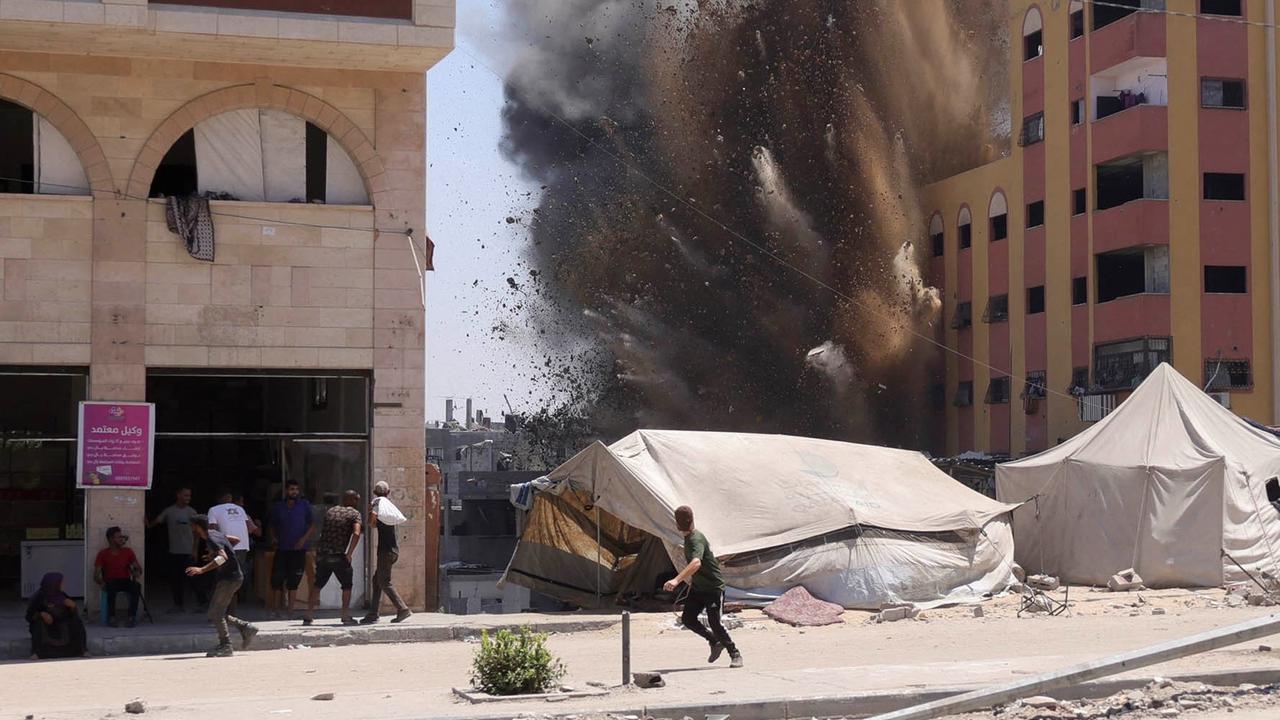 Judul: Detik-Detik Roket Israel Hantam Gedung di Gaza
