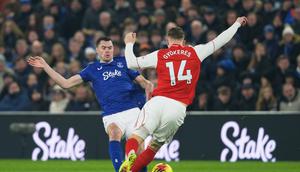 Pemain Everton, Michael Keane (kiri), berebut bola dengan pemain Arsenal Viktor Gyoekeres dalam laga Liga Inggris, Minggu, 21 Desember 2025. (AP Photo/Ian Hodgson)