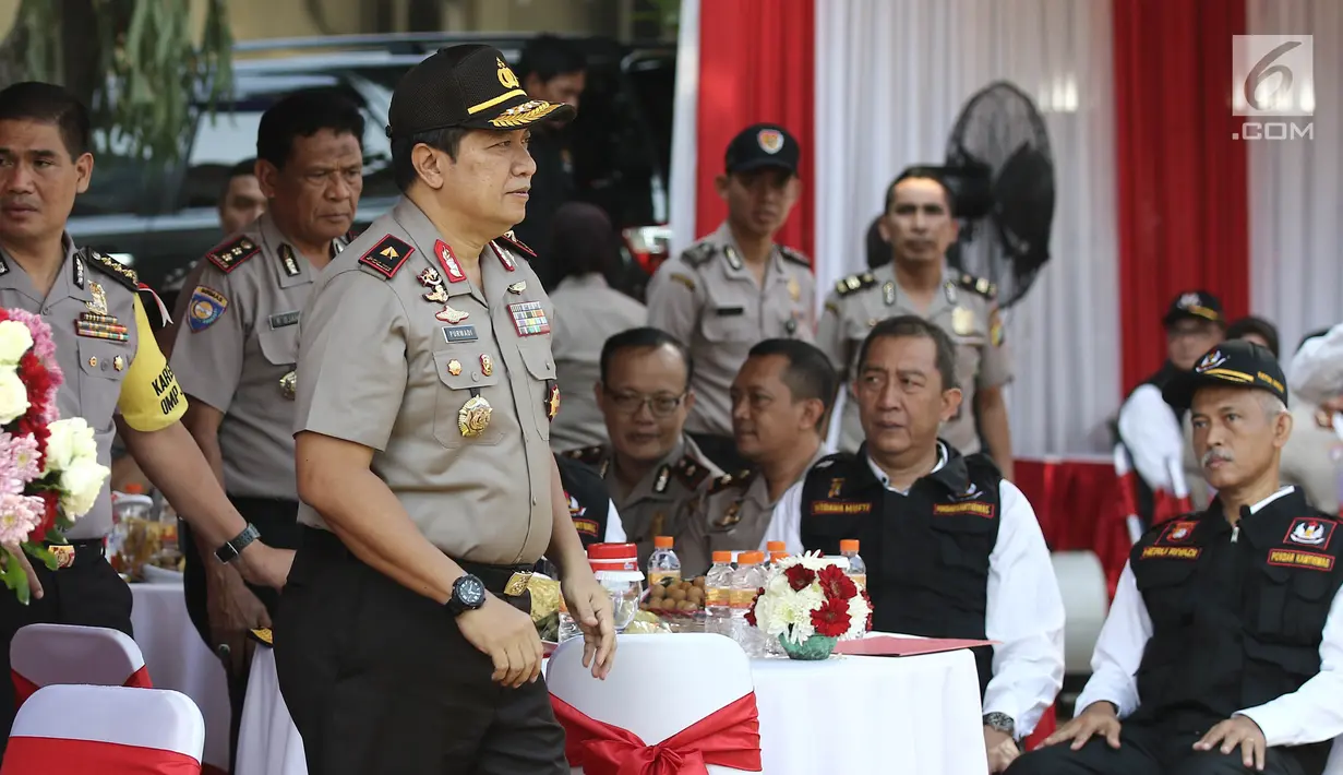 Wakapolda Metro Jaya, Brigjen Pol Purwadi mengikuti apel besar di lapangan Sabhara Mapolda Metro Jaya, Jakarta, Sabtu (12/5). (Liputan6.com/Herman Zakharia)