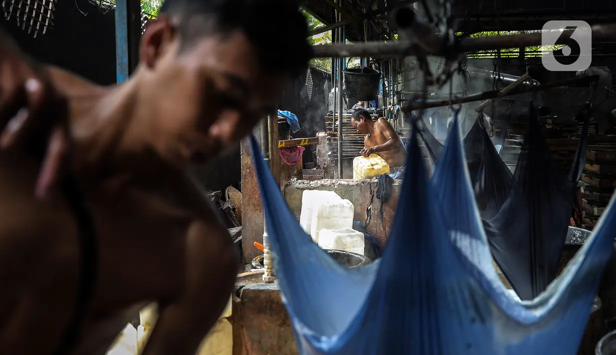 Pekerja menyelesaikan pembuatan tahu di salah satu sentra produksi tahu di Jakarta, Selasa (25/5/2021). Pada pertengahan Mei 2021, harga kedelai dunia berada di kisaran Rp10.084/kg harga akhir, naik sekitar 11,2 persen dibanding April 2021. (Liputan6.com/Johan Tallo)
