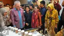 Menteri Perdagangan, Enggartiasto Lukita melihat sejumlah produk saat acara penandatangan nota kesepahaman di Jakarta, Selasa (20/12). Lima lembaga tersebut yaitu Kementerian Kementerian Perdagangan, Kementerian Pertanian. (Liputan6.com/Angga Yuniar)