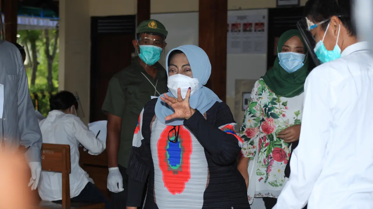 Bupati Gunungkidul Badingah menggunakan hak pilihnya di Padukuhan Purbosari, Wonosari, Gunungkidul. Dengan pengawalan, Badingah tiba dilokasi pencoblosan Pilkada Gunungkidul sekitar pukul 08.40 WIB.