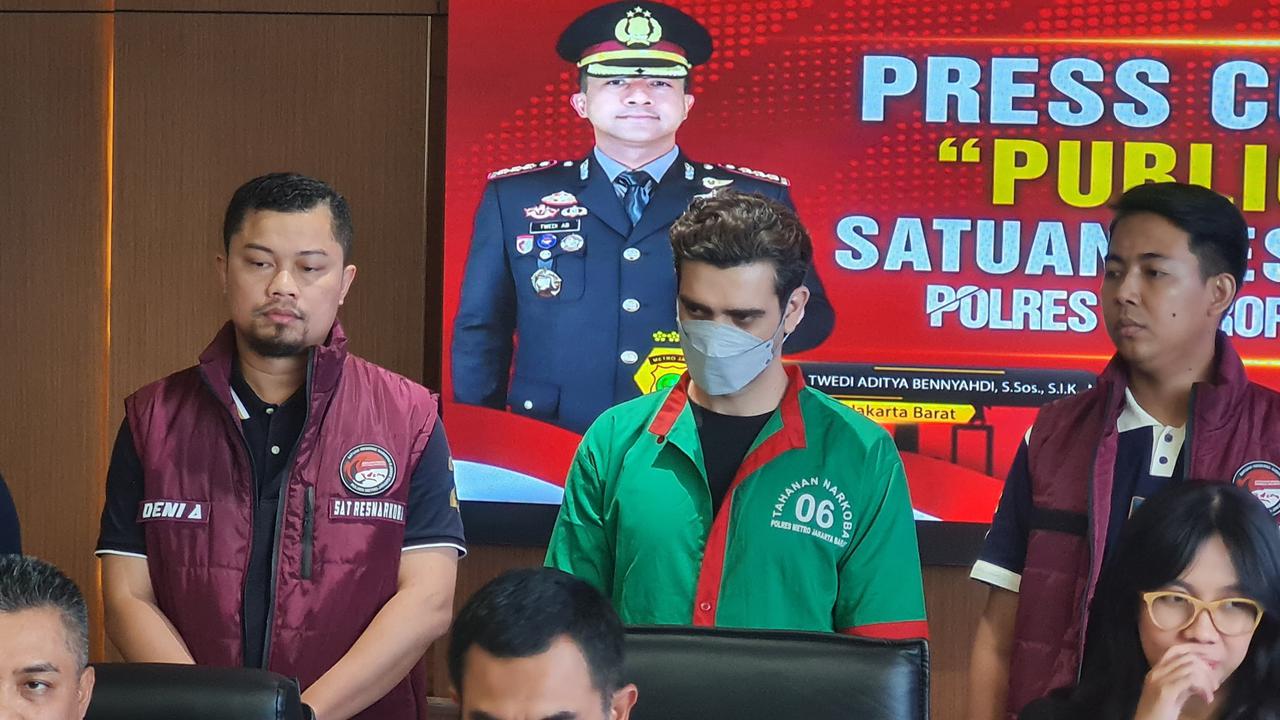 Tatapan Mata Tajam saat Digelandang Polisi, Fachri Albar Ditetapkan Jadi Tersangka Kasus Narkoba