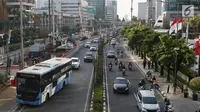Suasana di Jalan HR Rasuna Said, Kuningan, Jakarta, Senin (21/8). Untuk mengurai kemacetan di Ibukota, Pemprov DKI berencana menguji coba larangan bagi motor melintasi jalan tersebut mulai 11 September 2017. (Liputan6.com/Immanuel Antonius)