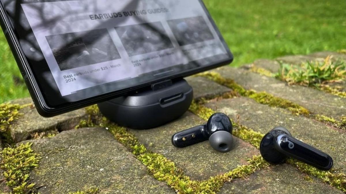 Pilihan Wireless Earbuds hingga Headset Headband Cocok untuk Travelling