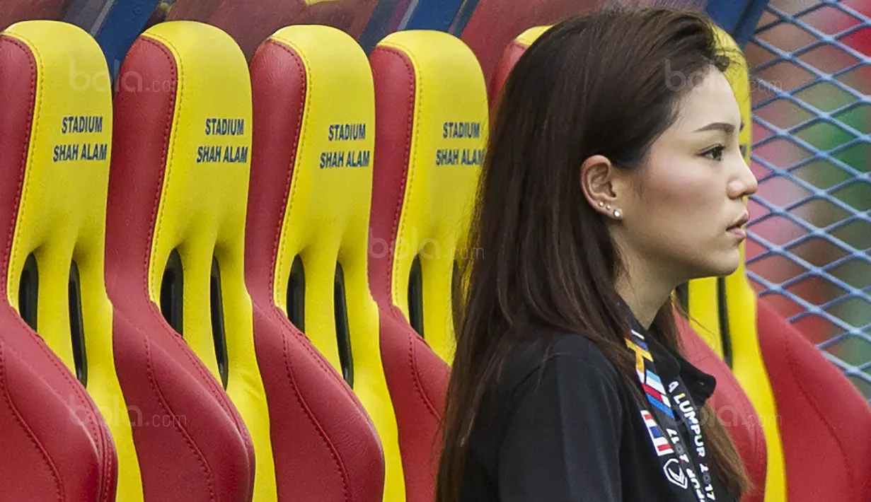 Manajer Timnas Thailand, Watanya Wongopasi, mengamati permainan negaranya saat melawan Indonesia pada laga SEA Games di Stadion Shah Alam, Selangor, Selasa (15/8/2017). Kedua negara bermain imbang 1-1. (Bola.com/Vitalis Yogi Trisna)