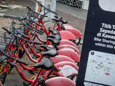 Deretan sepeda sewa yang terbengkalai terparkir di Pasar Baru, Jakarta, Rabu (30/11/2022). Dinas Perhubungan DKI Jakarta akan menarik 218 unit sepeda sewa di 67 titik tambat di Ibu Kota secara bertahap karena kesulitan pendanaan dari operator. (Liputan6.com/Faizal Fanani)