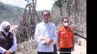 Presiden Jokowi saat meninjau lokasi terdampak erupsi Gunung Semeru di Kabupaten Lumajang Jawa Timur, Selasa (7/12/2021). (Biro Pers/Setpres)