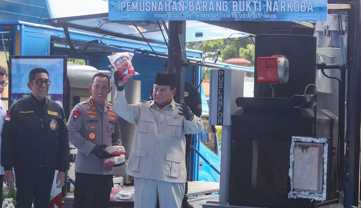Presiden Prabowo Subianto (kanan) didampingi Kapolri Jenderal Listyo Sigit Prabowo sebelum memusnahkan barang bukti narkoba sitaan Kepolisian Republik Indonesia ke dalam mesin penghancur, di Lapangan Bhayangkara, Mabes Polri, Rabu (29/10/2025). Ia menyebut kehadiran Presiden langsung memberikan motivasi luar biasa bagi seluruh jajaran Polri. (merdeka.com/Arie Basuki)