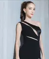Tampil anggun dengan dress hitam klasik, potongan unik pada bagian dada membuat total look-nya terlihat menawan. [Foto: Instagram/ yoshirinrada]