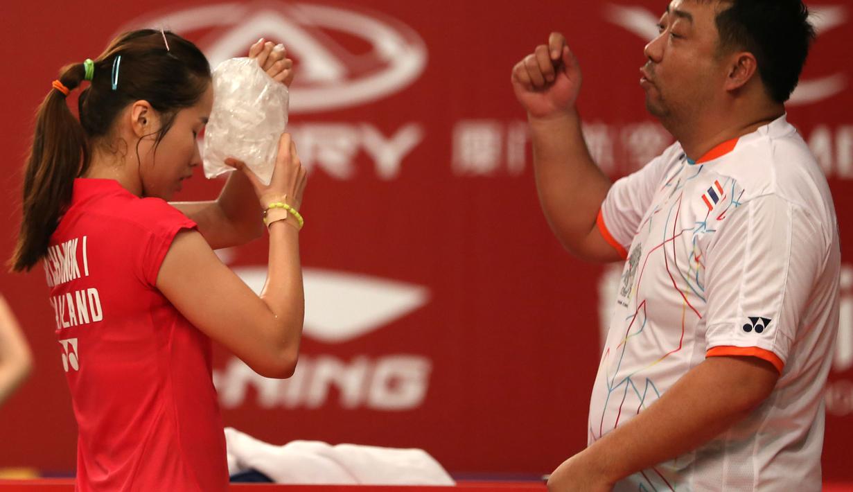 Ratchanok Intanon, mengompres kepalanya dengan es saat jeda melawan Linda Wenifanetri, dalam babak 16 Besar Kejuaraan Dunia Bulutangkis 2015 di Istora Gelora Bung Karno, Jakarta. Kamis (13/8/2015). (Bola.com/Arief Bagus)