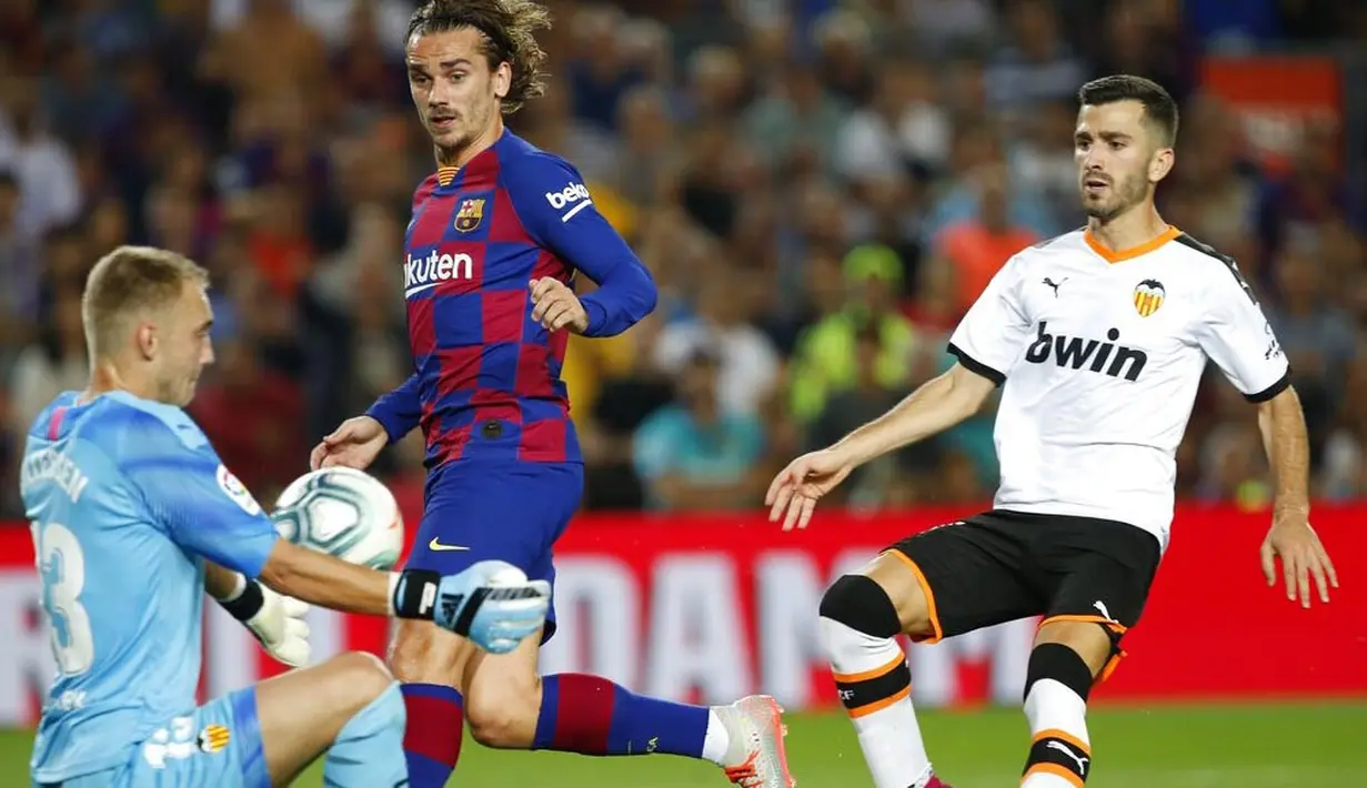 Penyerang Barcelona, Antoine Griezmann, melepaskan tendangan ke gawang Valencia pada laga La Liga di Stadion Camp Nou, Sabtu (14/9). Barcelona menang 5-2 atas Valencia. (AP/Joan Monfort)