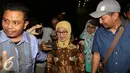 Bupati Indramayu, Anna Sophanah usai menjalani pemeriksaan di Gedung KPK, Jakarta, Selasa (20/9). Anna enggan menjawab pertanyaan wartawan dan berusaha menghindar usai diperiksa KPK. (Liputan6.com/Helmi Afandi)