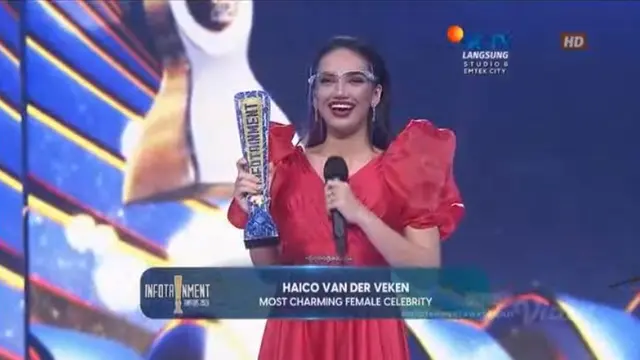 Haico Van Der Veken  raih penghargaan Most charming female celebrity Infotainment Award 2021