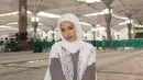 Penampilannya dalam balutan hijab sontak menuai pujian hingga banyak yang menyebutnya bak perempuan Arab sungguhan. [@jennifercoppenreal20].