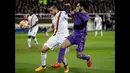 Gelandang Fiorentina, Mohamed Salah (kanan) berebut bola dengan pemain AS Roma Kostas Manolas di leg pertama 16 besar Liga Europa di Stadion Artemio Franchi, Italia, Jumat (13/3/2015). Fiorentina bermain imbang 1-1 dengan AS Roma. (Reuters/Max Rossi)