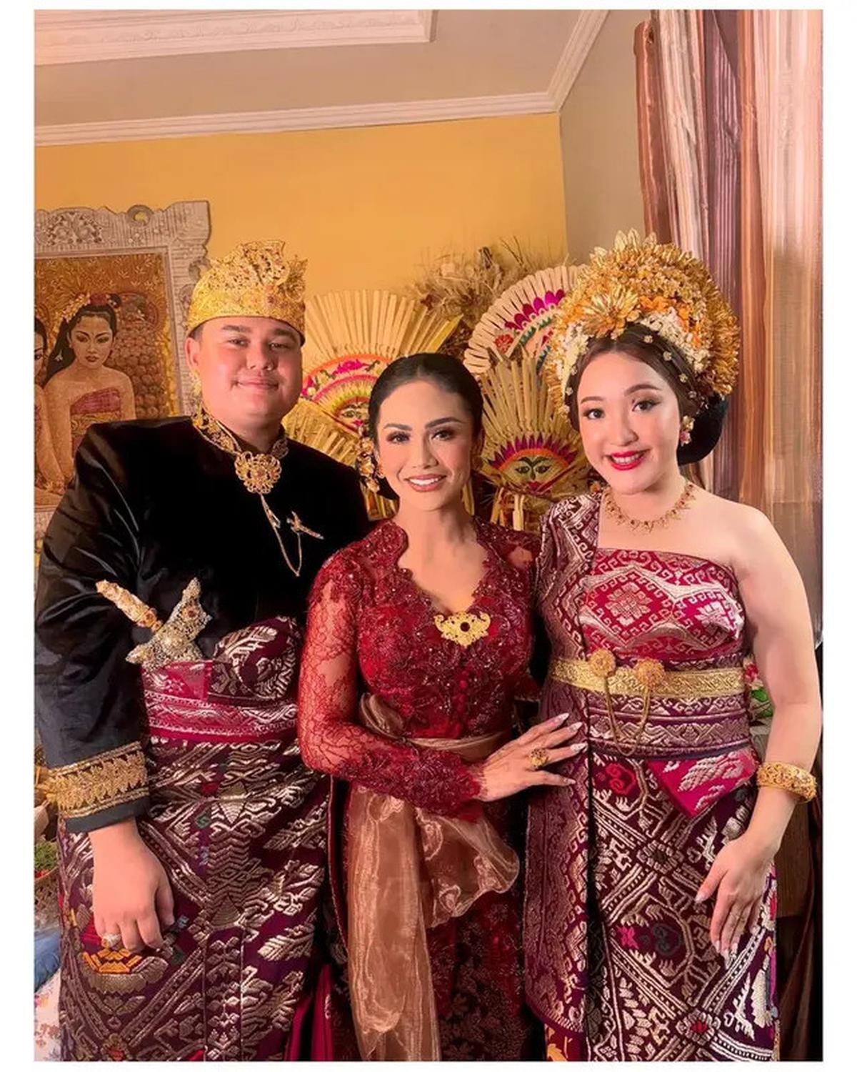 7 Pesona Krisdayanti Kenakan Kebaya Bali Brokat Merah di Nikahan Kakak Sarah Menzel