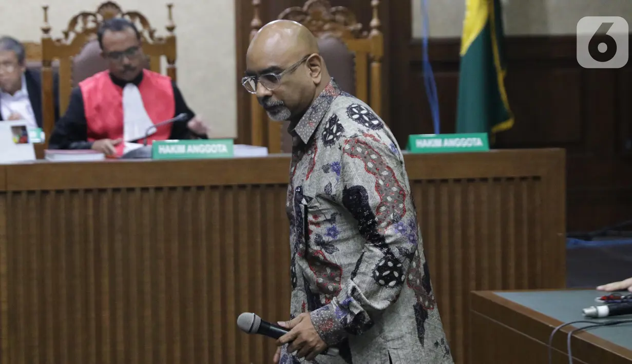 Terdakwa dugaan suap proyek pengadaan di lingkungan PT Krakatau Steel, Karunia Alexander Muskitta saat menjalani sidang pembacaan tuntutan di Pengadilan Tipikor, Jakarta, Rabu (16/10/2019). Karunia Alexander Muskitta dituntut 3 tahun penjara denda Rp100 juta. (Liputan6.com/Helmi Fithriansyah)
