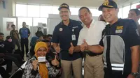 Direktur Utama BPJS Kesehatan Fachmi Idris kala meninjau salah satu titik posko mudik di Terminal Bus Pulo Gebang, Jakarta (09/06). (Liputan6.com/Loop/Humas BPJS)
