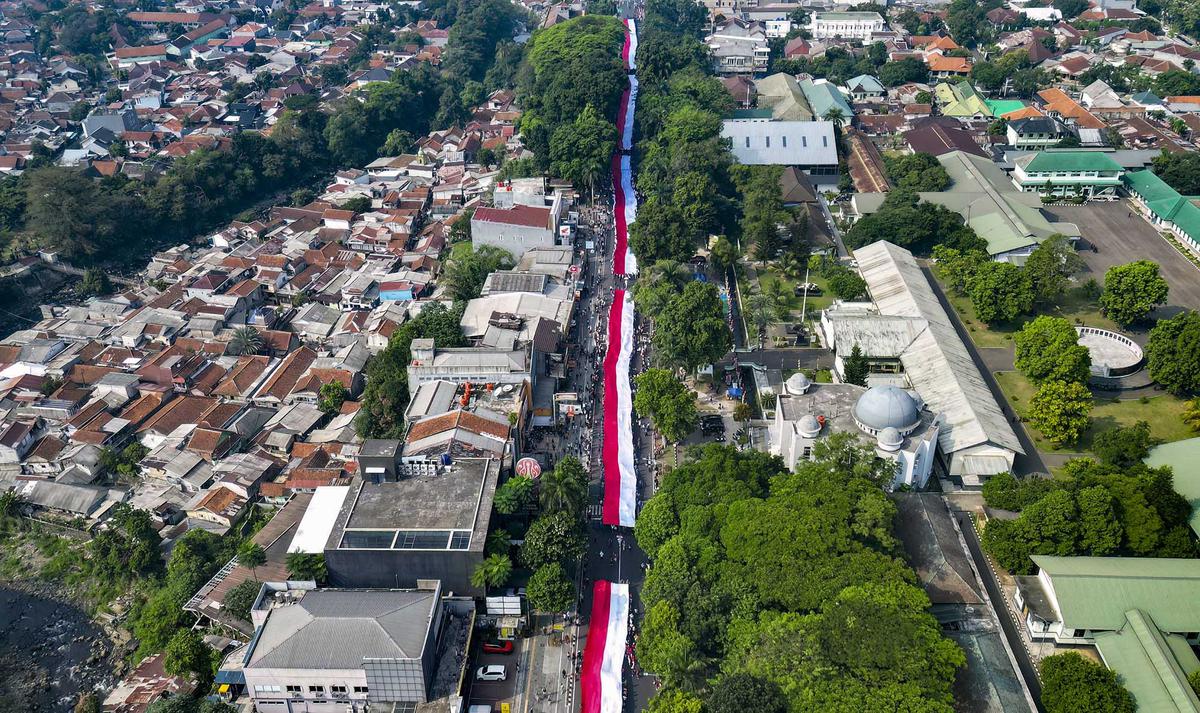 Ribuan Warga Bogor Ikuti Kirab Bendera Merah Putih Raksasa