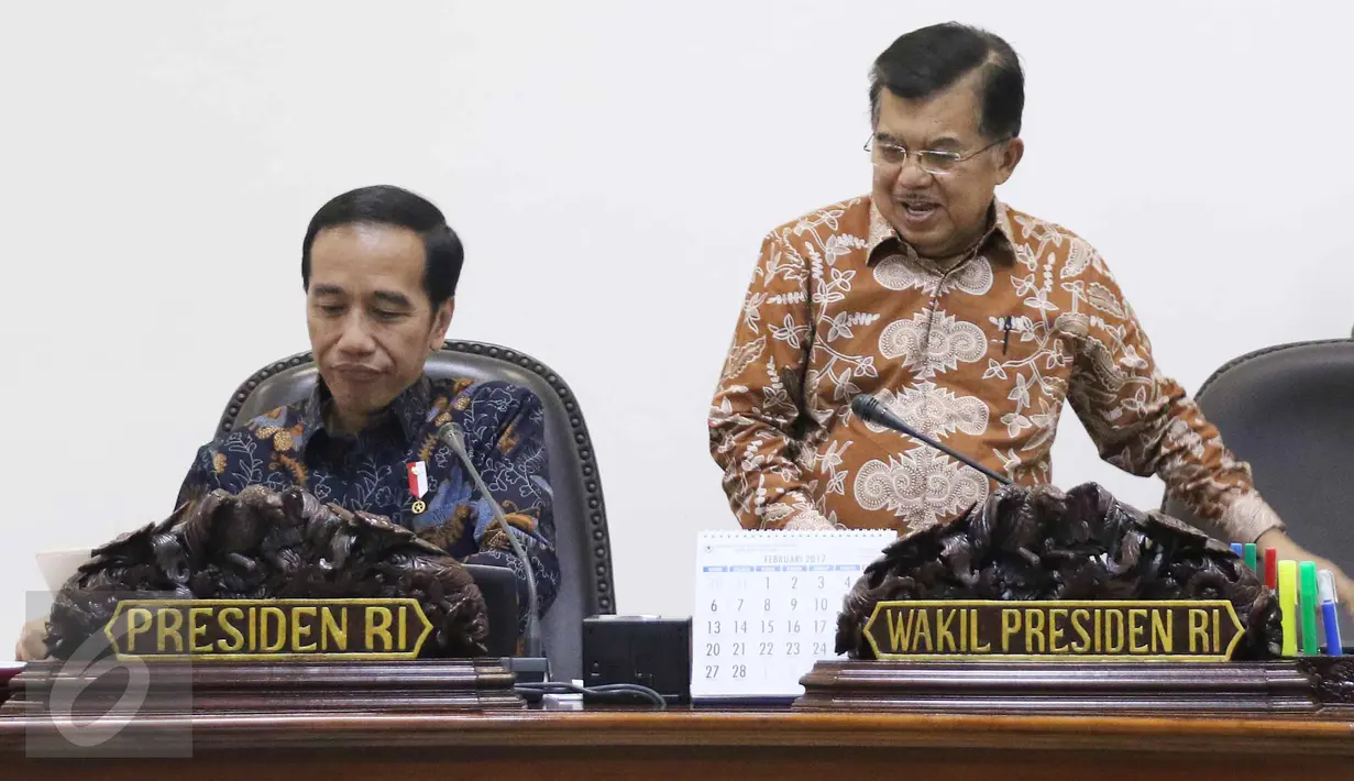 Presiden Joko Widodo (Jokowi) bersama Wapres Jusuf Kalla bersiap memimpin rapat terbatas di Kantor Presiden, Jakarta, Kamis (9/3). Rapat tersebut untuk membahas mengenai penghapusan penggunaan merkuri pada pertambangan rakyat. (Liputan6.com/Angga Yuniar)