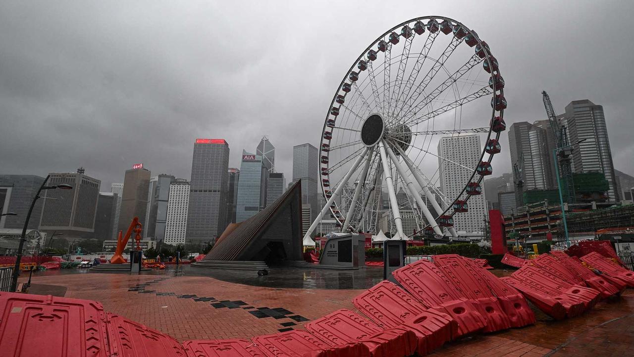 FOTO: Topan Wipha Lumpuhkan Hong Kong, Peringatan Tertinggi Diberlakukan