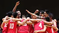 Pebasket putra Indonesia merayakan kemenangan atas Singapura dalam semi final basket SEA Games 2015 antara Indonesia melawan Singapura di OCBC Arena, Singapura. Minggu (14/6). Indonesia menang 87-74 dalam pertandingan tersebut. (Bola.com/Arief Bagus)
