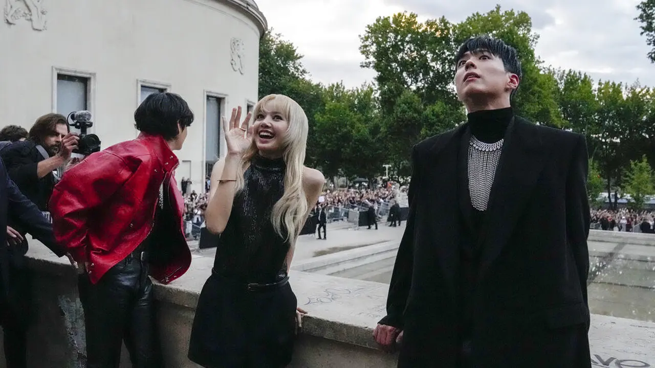 V BTS, Lisa Blackpink, dan Park Bo Gum. (AP Photo/Francois Mori)