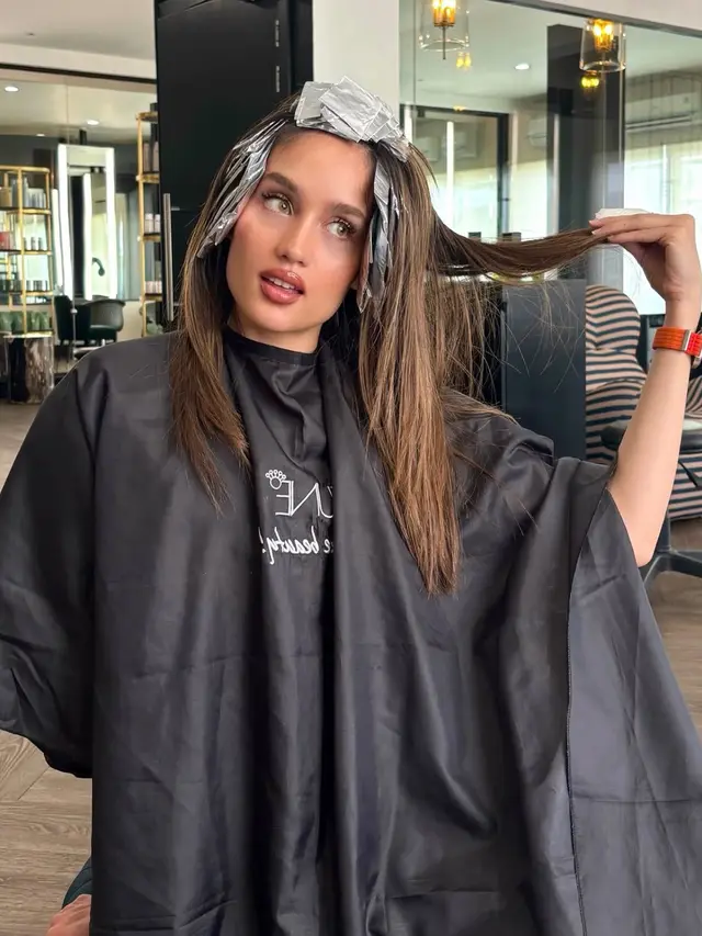 Cinta Laura saat proses potong rambut. [@claurakiehl]