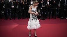 Brie Larson berpose untuk fotografer setibanya di pemutaran perdana film 'Asteroid City' di Festival Film Cannes 2023, Cannes, Prancis selatan, Selasa, 23 Mei 2023. (AP Photo/Daniel Cole)