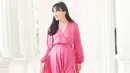 <p>Berpose mengenakan flowy dress berwarna merah muda, Shandy Aulia jelas nampak bak remaja. Ia mengenakan dress lengan panjang yang cantik dengan detail slit. Foto: Instagram.</p>