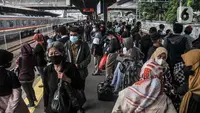 Kepadatan calon penumpang kereta Commuter Line (KRL) di Stasiun Tanah Abang, Jakarta, Rabu (12/1/2022). Data sementara Kementerian Kesehatan hingga 10 Januari 2022, total ada 506 kasus COVID-19 varian Omicron di Indonesia. (merdeka.com/Iqbal S. Nugroho)