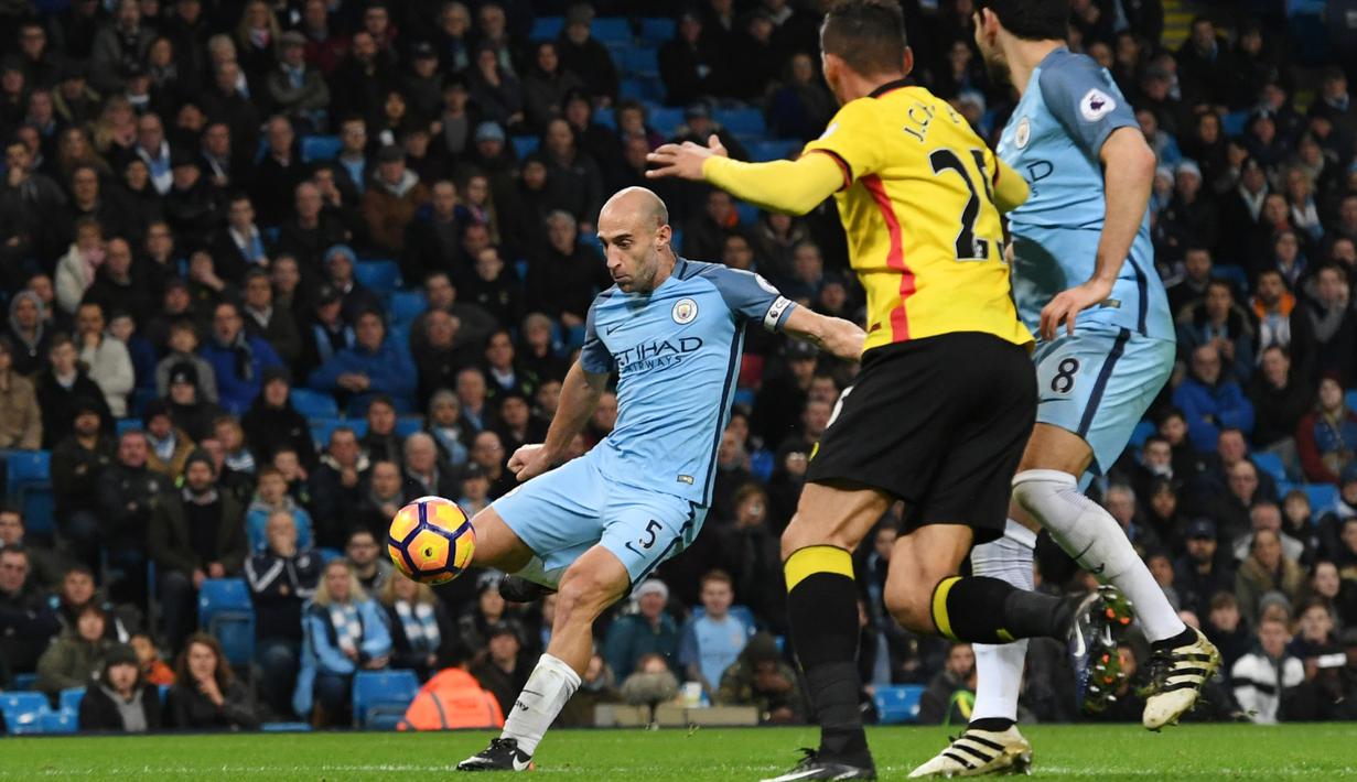 Bek Manchester City, Pablo Zabaleta (kiri) mencetak satu gol saat timnya mengalahkan Watford 2-0 pada lanjutan Premier League di Etihad Stadium, Manchester, (14/12/ 2016). (AFP/Anthony Devlin)