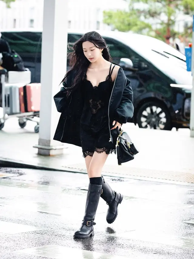 Mun Ka Young Tampil Effortless Beauty dengan Lingerie Look di Bandara Incheon Menuju Jakarta