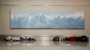 Para tunawisma tidur di bawah foto Gletser Perito Moreno di bandara internasional Jorge Newbery, umumnya dikenal sebagai Aeroparque, di Buenos Aires, Argentina, Kamis, 6 April 2023. (AP Photo/Natacha Pisarenko)