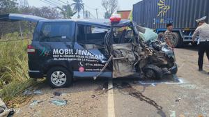 Ambulans Jenazah Tabrakan dengan Truk Tangki CPO, 5 Orang Luka Berat