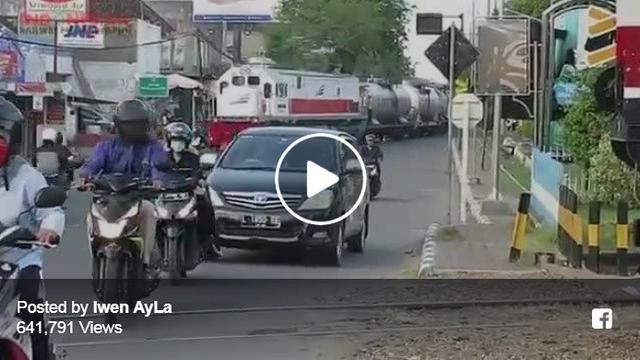 video perlintasan KA