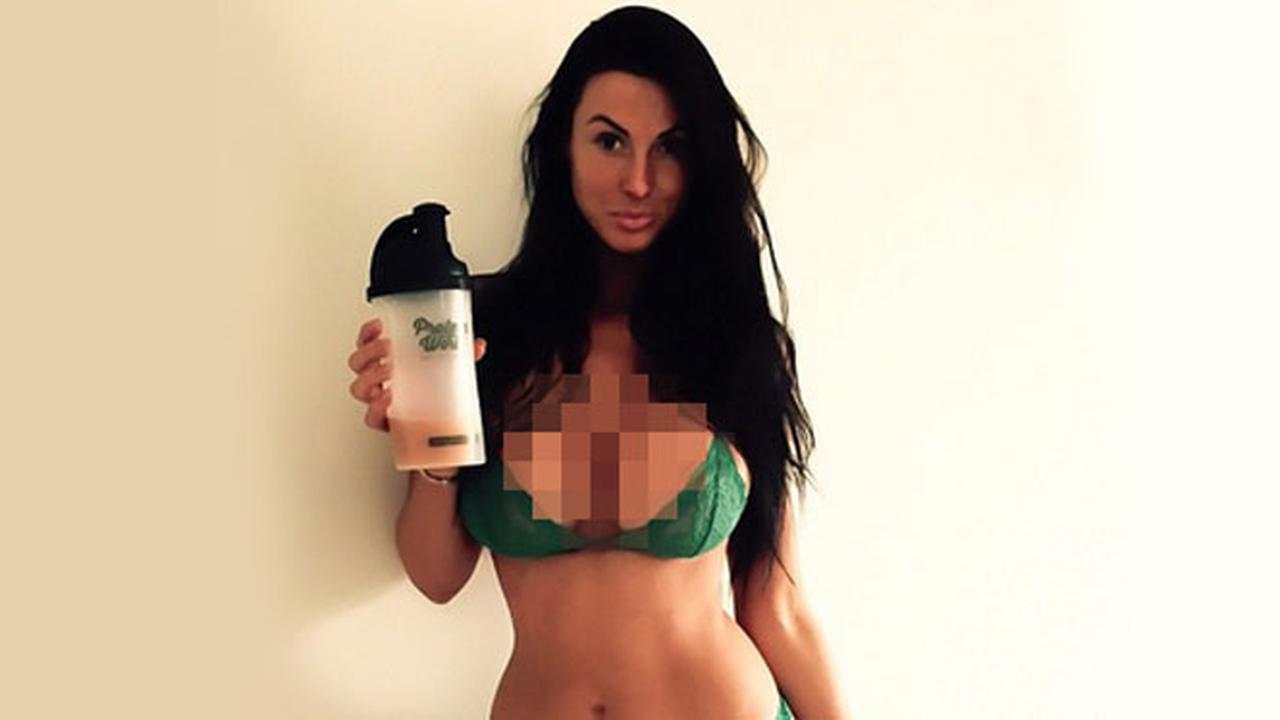 Seksinya Istri Mantan Pemain Arsenal dengan Bikini Transparan