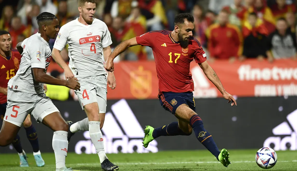 Borja Iglesias. Striker Spanyol berusia 29 tahun yang sejak awal musim 2019/2020 memperkuat Real Betis ini berpeluang tampil di ajang Piala Dunia pertamanya di Qatar 2022 nanti. Musim ini ia tampil tajam bersama Real Betis dengan mencetak 6 gol dari 6 laga awal di Liga Spanyol 2022/2023. Saat ini ia telah mengoleksi 1 caps bersama Timnas Spanyol saat diturunkan dalam ajang UEFA Nations League 2022 menghadapi Swiss (24/9/2022). (AP/Jose Breton)