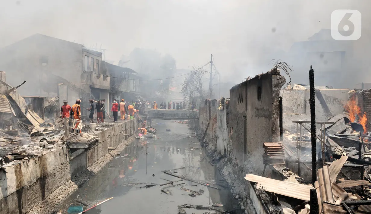 Suasana saat api melahap permukiman warga di Jalan Kebon Jeruk 13, Taman Sari, Jakarta Barat, Minggu (6/10/2019). Kebakaran menghanguskan puluhan rumah di dua kelurahan, Taman Sari dan Mapar. (merdeka.com/Iqbal Nugroho)