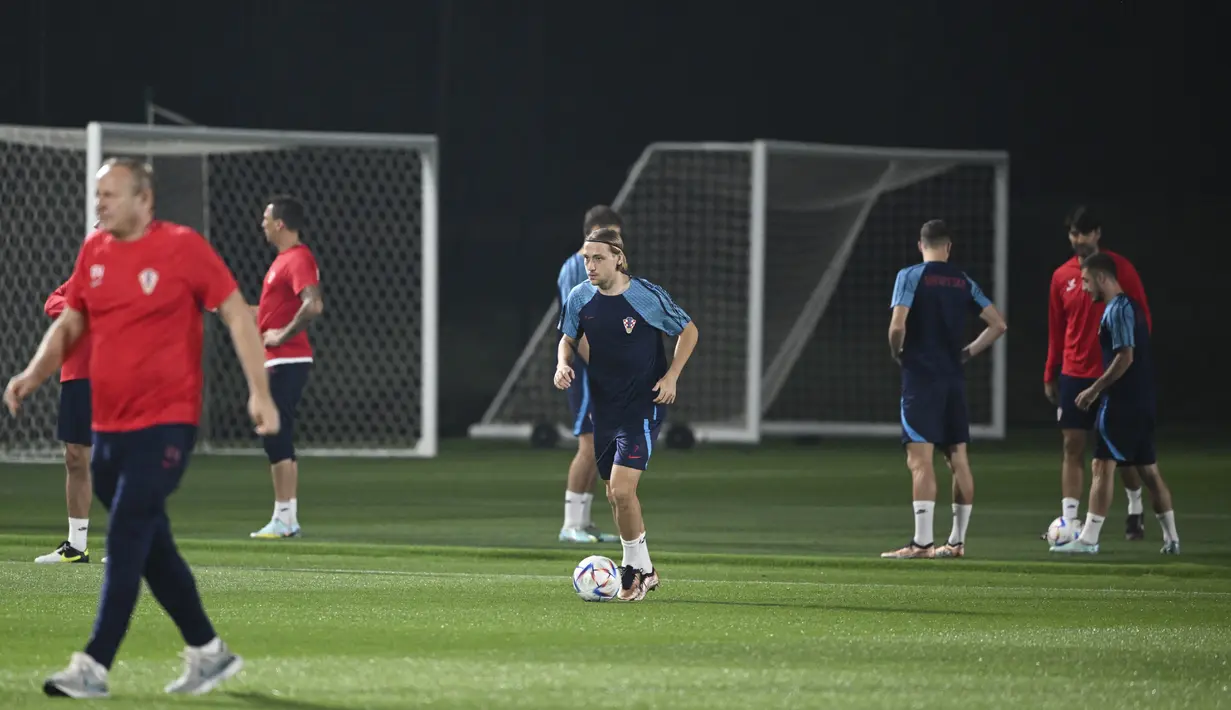 Gelandang Kroasia Lovro Majer (tengah) mengikuti sesi latihan di tempat latihan Al Erssal, Doha, Qatar, Rabu (30/11/2022). Dalam pertandingan selanjutnya Kroasia hanya perlu hasil imbang untuk bisa maju ke babak 16 besar Piala Dunia 2022. (OZAN KOSE/AFP)