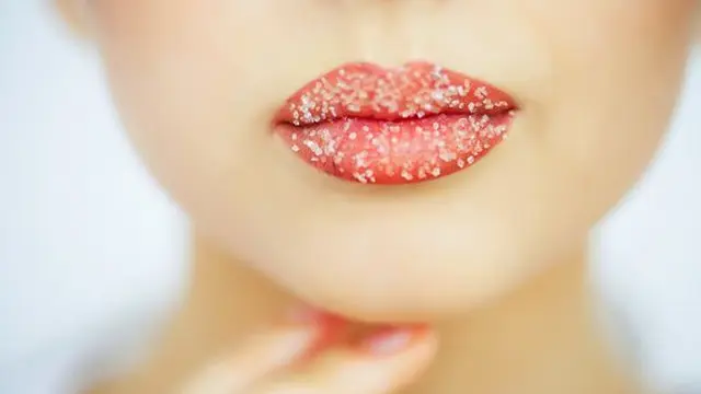 Rawat Menggunakan Lips Scrub