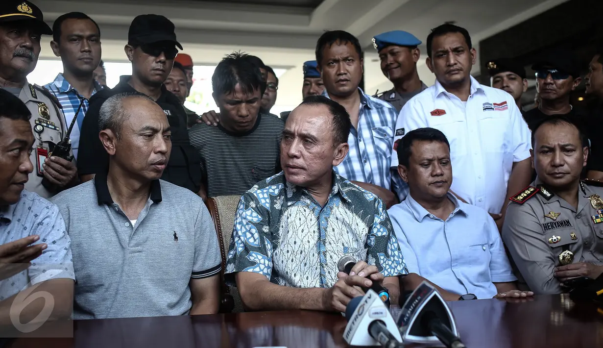 Kapolda Metro Jaya Irjen M Iriawan menggelar keterangan pers penangkapan Ius Pane, di Bandara Halim Perdanakusuma, Minggu (1/1). Menurut Kapolda, Ius Pane ditangkap saat turun dari bus antar lintas Sumatera (ALS) di Medan. (Liputan6.com/Faizal Fanani)