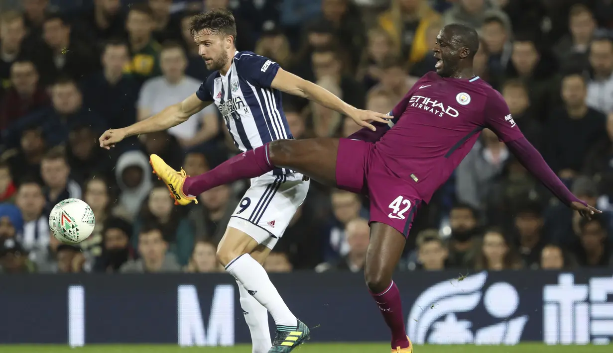 Pemain Manchester City, Yaya Toure (kanan) berebut bola dengan pemain West Bromwich Albion, Jay Rodriguez pada laga Piala Liga Inggris di The Hawthorns, West Bromwich, (20/9/2017). City menang 2-1.(David Davies/PA via AP)