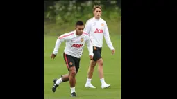 Memphis Depay yang baru direkrut Manchester United dari PSV Eindhoven menjalani latihan perdana bersama anggota tim MU di bawah pengawasan langsung sang pelatih, Louis van Gaal.. (www.manutd.com)